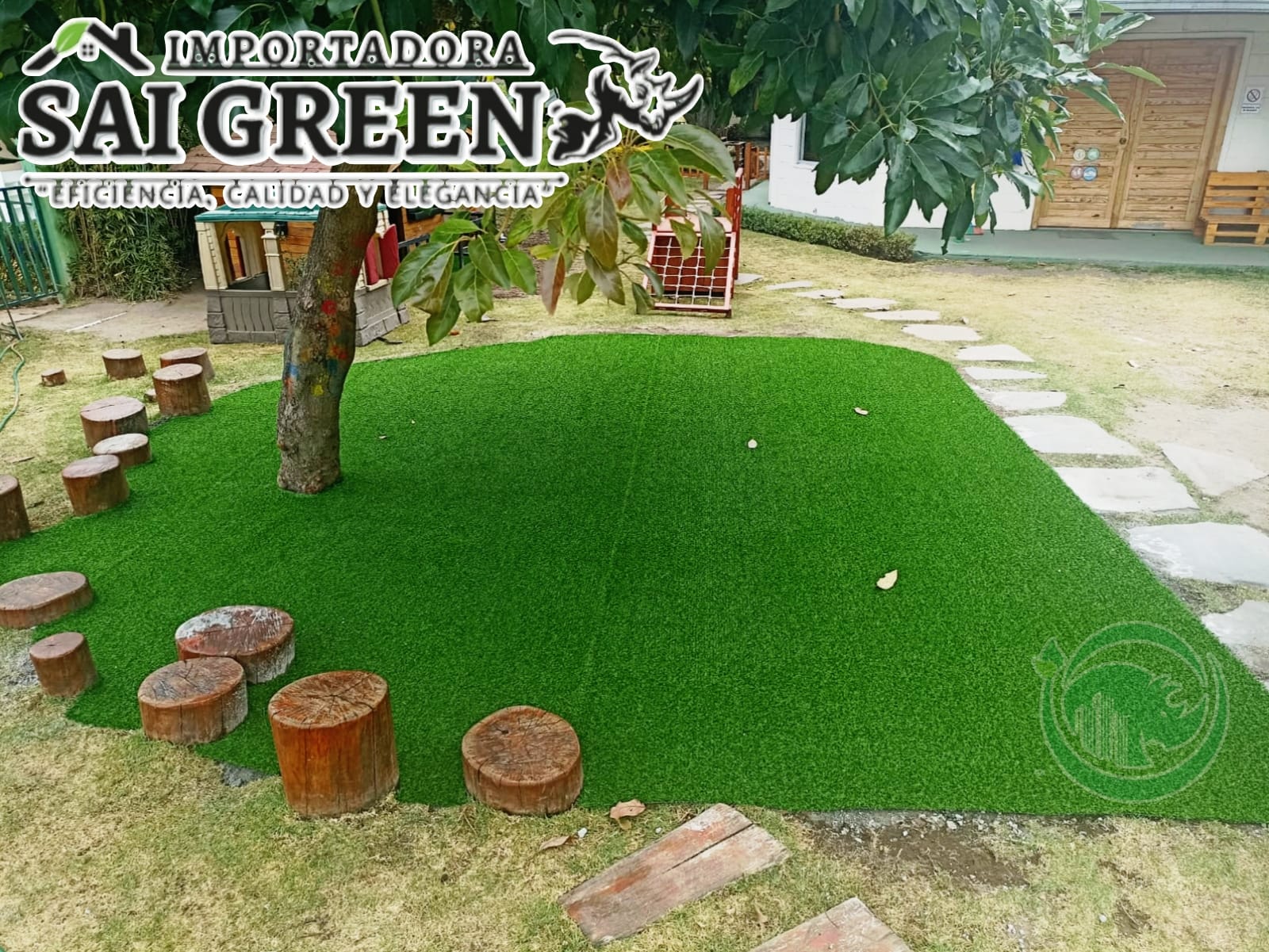 Césped sintético en jardín